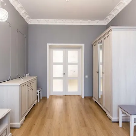 віп простора біля вокзалу на вулиці городоцька 102 *